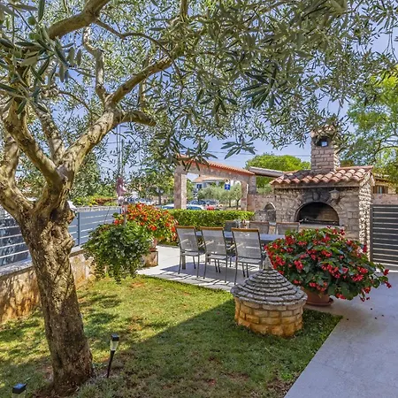 Mimoza Near Fazana For 13 Persons With Private Pool, Sea View, Pet Friendly - Only 800 Meters To The Vila