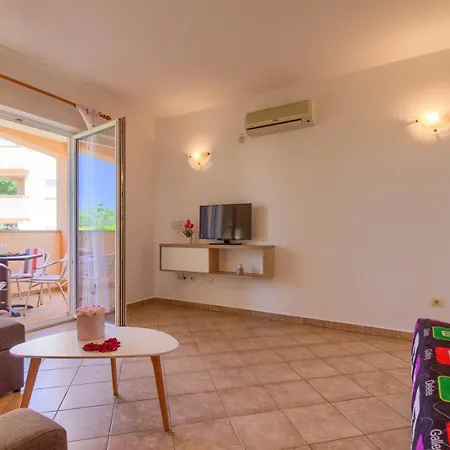 Vila Mimoza Near Fazana For 13 Persons With Private Pool, Sea View, Pet Friendly - Only 800 Meters To The Peroj