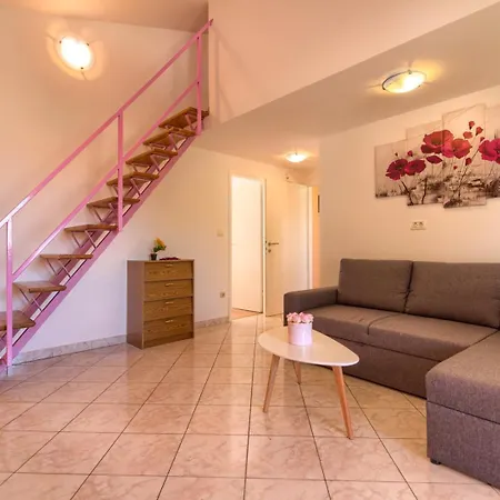Vila Mimoza Near Fazana For 13 Persons With Private Pool, Sea View, Pet Friendly - Only 800 Meters To The