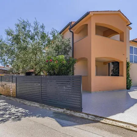 Mimoza Near Fazana For 13 Persons With Private Pool, Sea View, Pet Friendly - Only 800 Meters To The Vila *